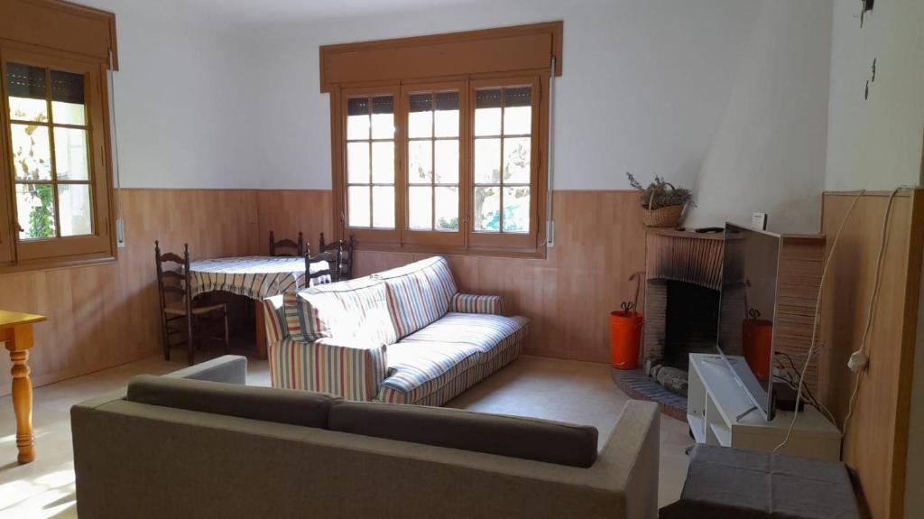 ein Wohnzimmer mit einem Sofa und einem Kamin in der Unterkunft Mas de l'Assut in Cornudella de Montsant