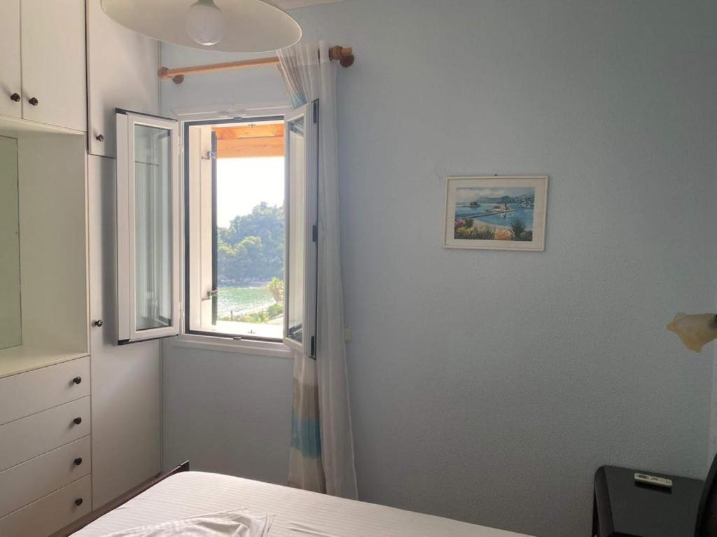 Posteľ alebo postele v izbe v ubytovaní Corfu Glyfada Beach Apartment 86
