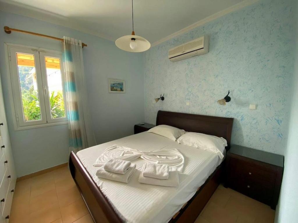 Posteľ alebo postele v izbe v ubytovaní Corfu Glyfada Beach Apartment 86