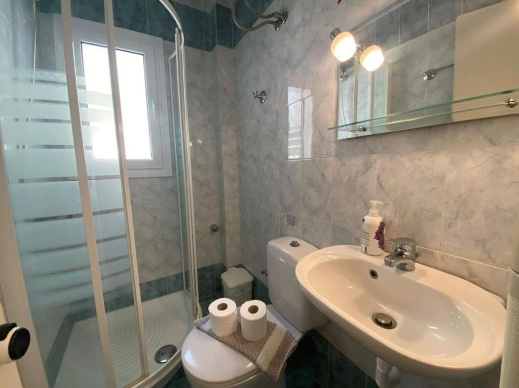 Kúpeľňa v ubytovaní Corfu Glyfada Beach Apartment 86