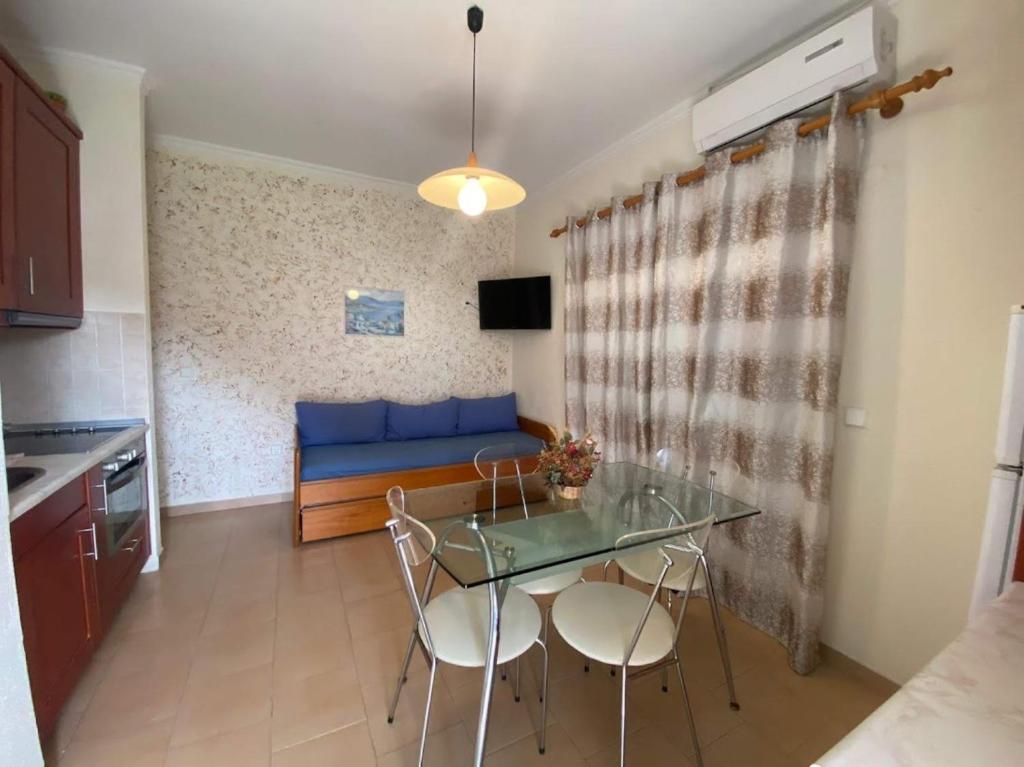 Kuchyňa alebo kuchynka v ubytovaní Corfu Glyfada Beach Apartment 86