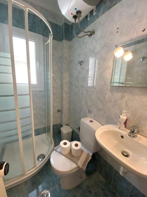Kúpeľňa v ubytovaní Corfu Glyfada Beach Apartment 86