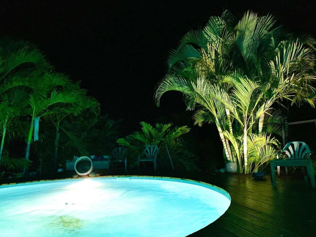 Bazén v ubytování LODGE PAMPLEMOUSSE avec PISCINE privative , dans parc calme à 500 m plage nebo v jeho okolí