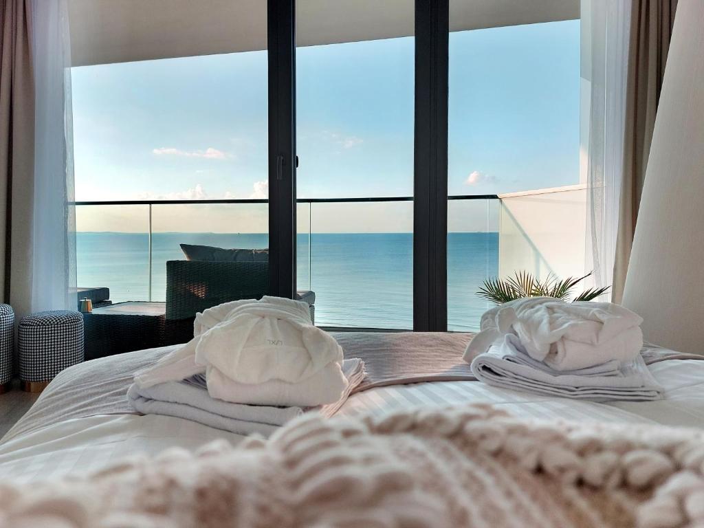 Postel nebo postele na pokoji v ubytování DREAMSEA Luxury Apartament z widokiem na morze fullview
