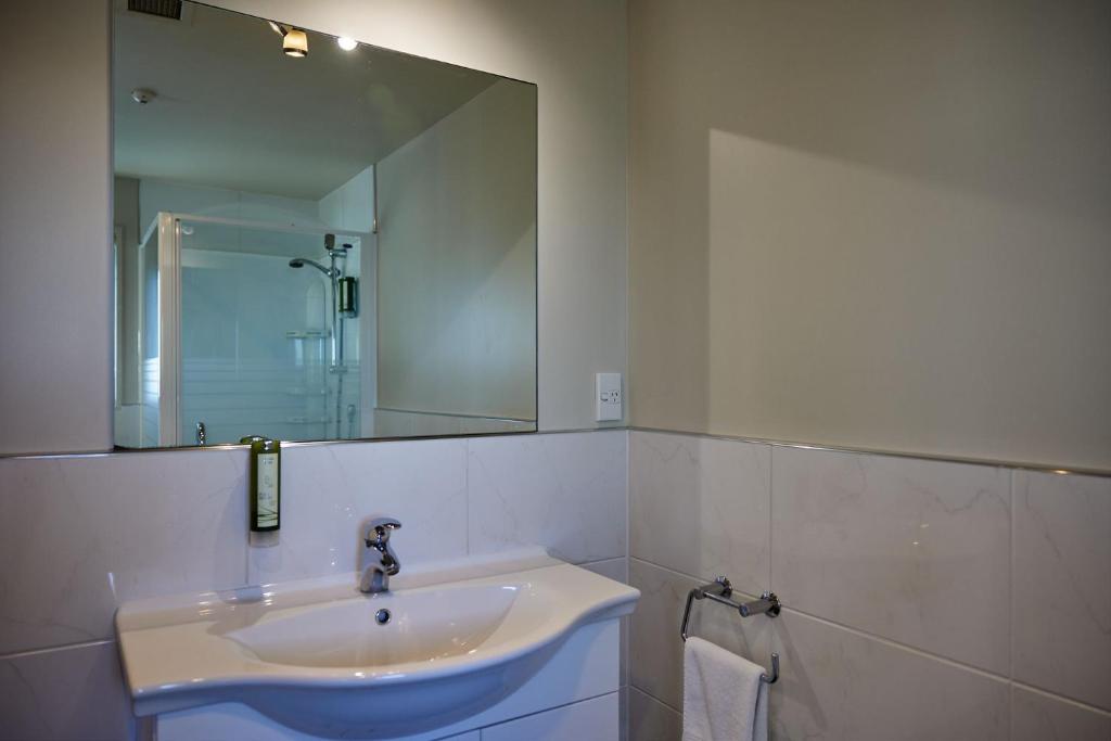 Waves on the Esplanade - Resim 32