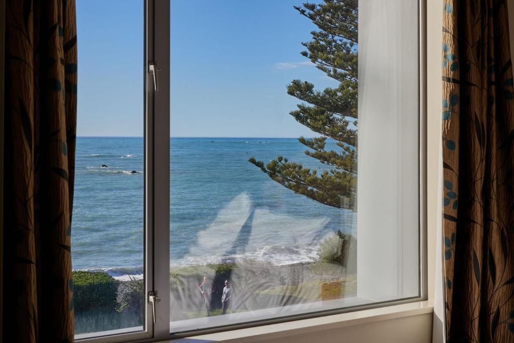 Waves on the Esplanade - Resim 35