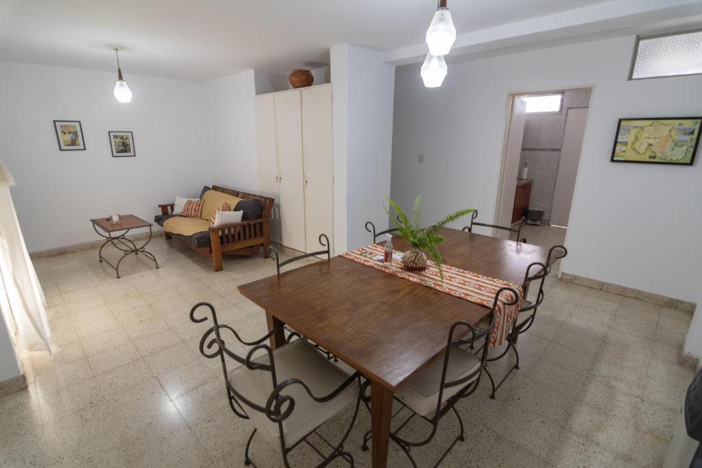 ein Wohnzimmer mit einem Holztisch und Stühlen in der Unterkunft Depto. Alvear 972 in San Salvador de Jujuy
