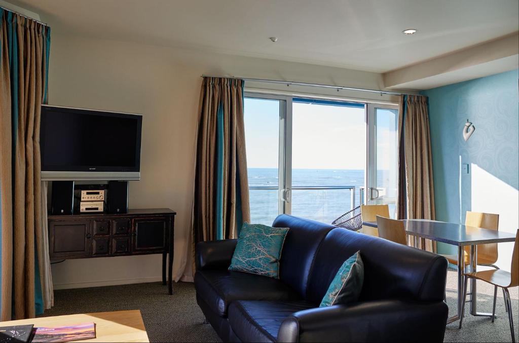 Waves on the Esplanade - Resim 37