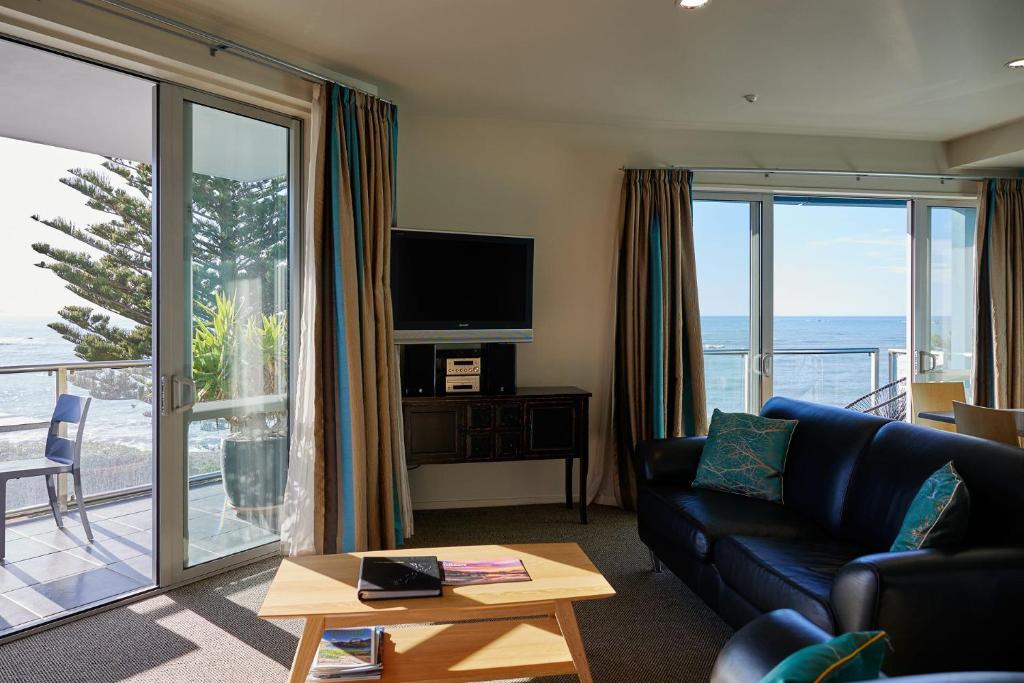 Waves on the Esplanade - Resim 39