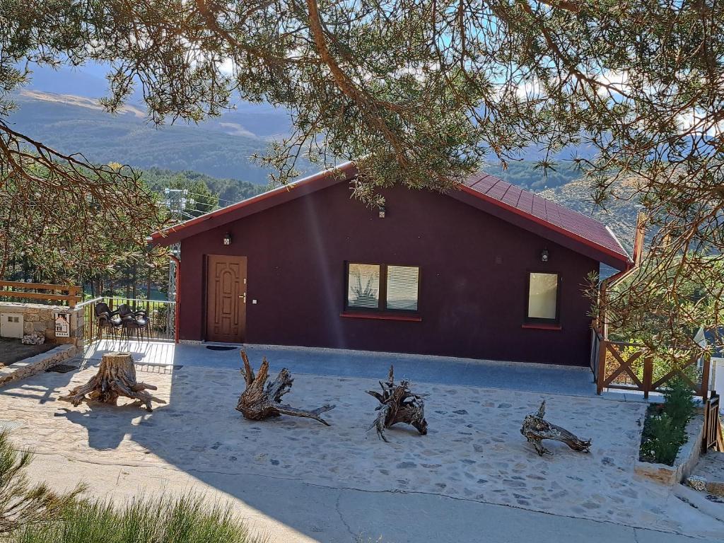 una casa rossa con tetto rosso di Casa Rural Alta Ladera a Hoyos del Espino