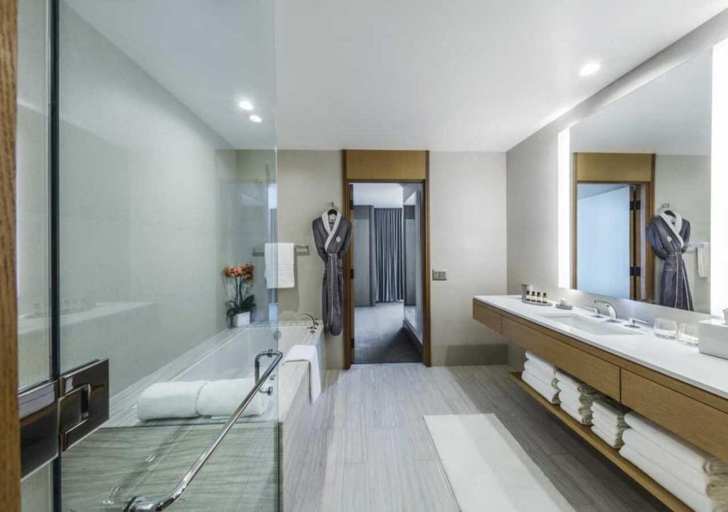 InterContinental - Los Angeles Downtown, an IHG Hotel - King Suite - Club Floor