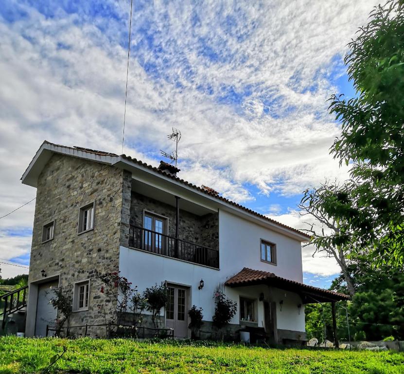 a large white house with a sky at O Bilhó in Vinhais
