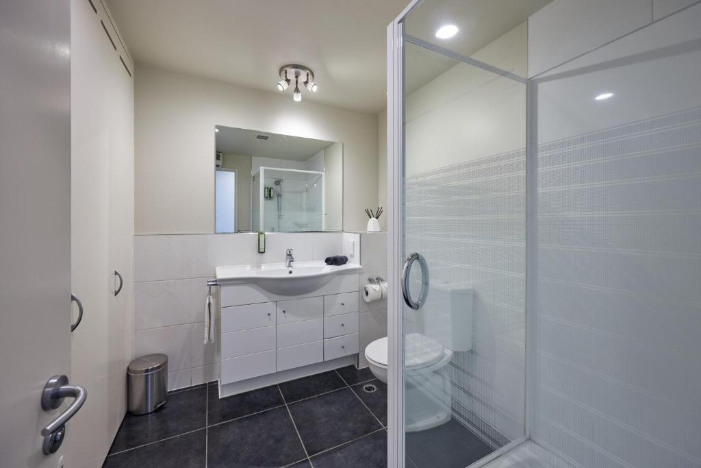 Waves on the Esplanade - Resim 42