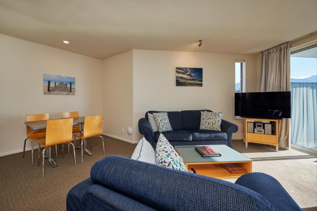 Waves on the Esplanade - Resim 41