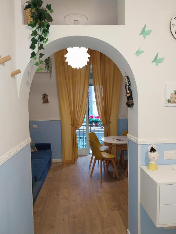 salon z niebieską kanapą i stołem w obiekcie Fra&Fra's home nel cuore del centro storico di Napoli w mieście Neapol