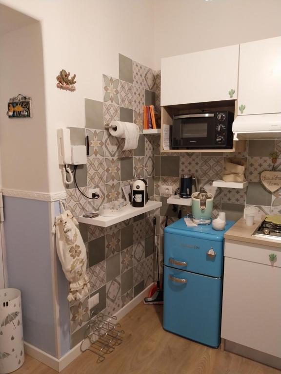 Kuchnia lub aneks kuchenny w obiekcie Fra&Fra's home nel cuore del centro storico di Napoli