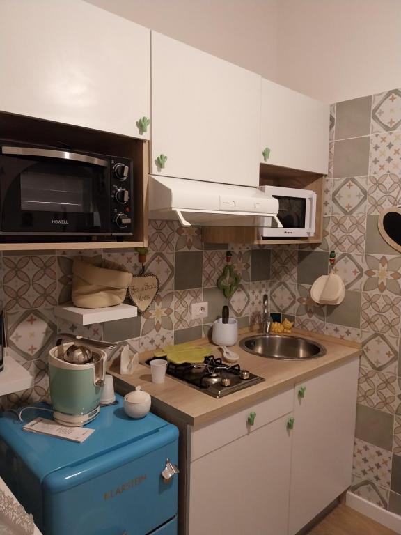 Kuchnia lub aneks kuchenny w obiekcie Fra&Fra's home nel cuore del centro storico di Napoli