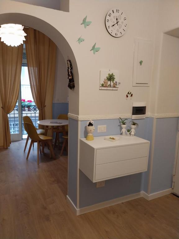 kuchnia ze zlewem i zegarem na ścianie w obiekcie Fra&Fra's home nel cuore del centro storico di Napoli w mieście Neapol
