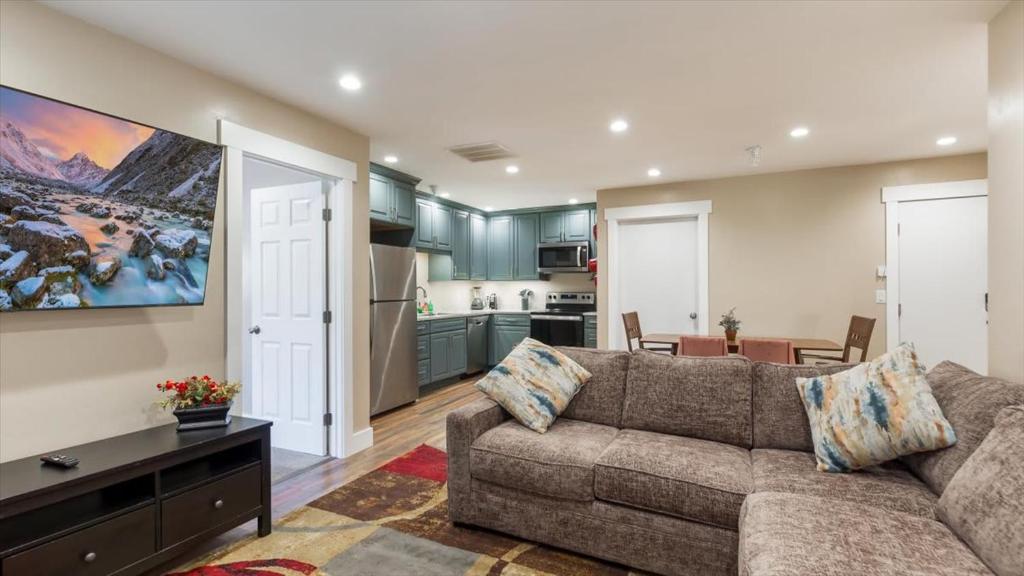 a living room with a couch and a kitchen at Teton Crest Apartment in Driggs