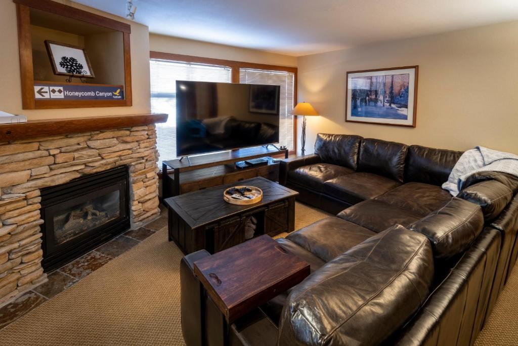 un salon avec un canapé en cuir et une cheminée dans l'établissement 3205 - Two Bedroom Standard Powderhorn Lodge condo, à Solitude