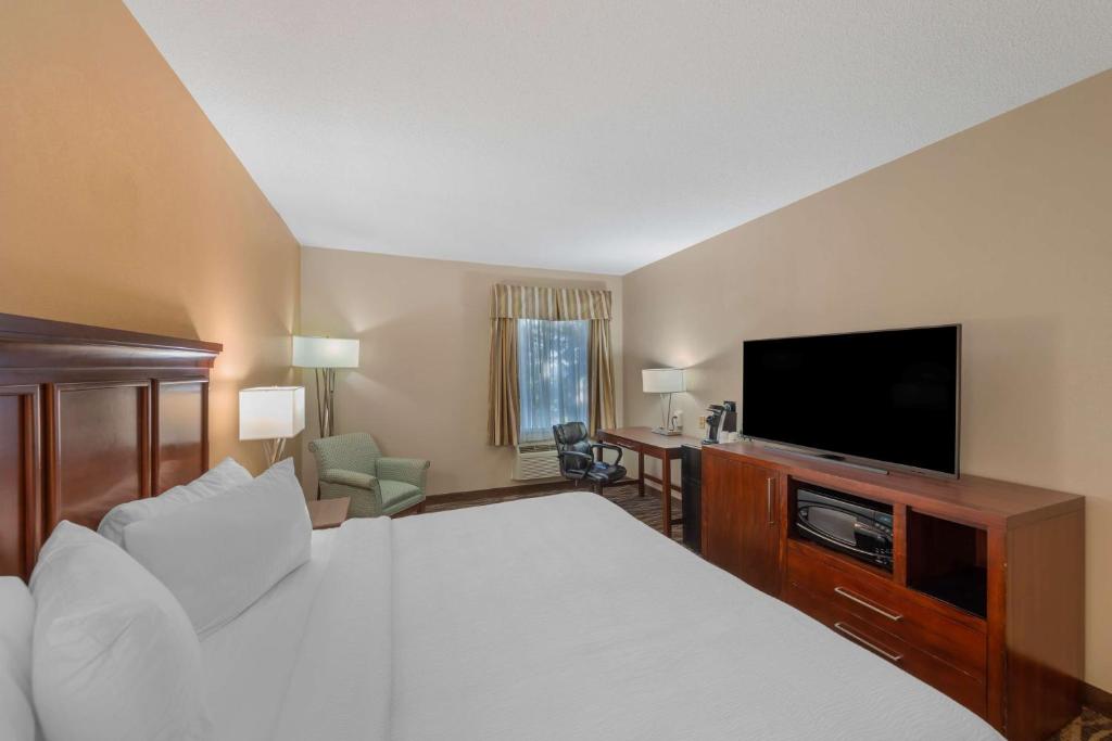 Best Western Plus Russellville Hotel & Suites - Housity