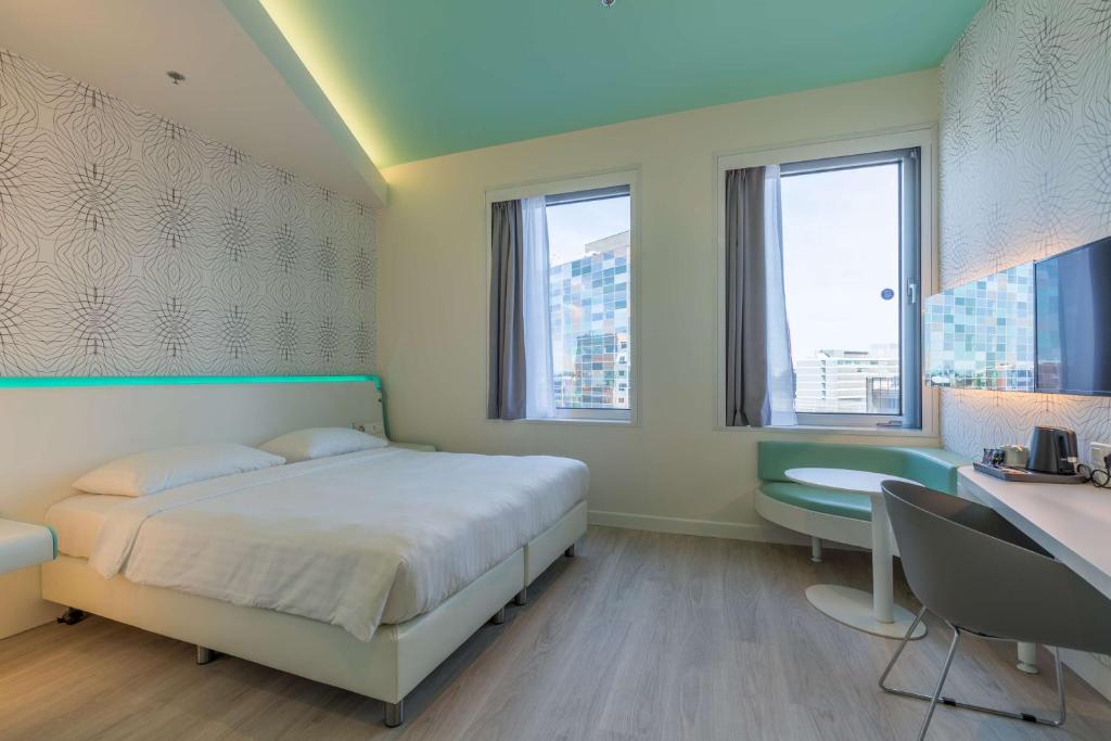 Una cama o camas en una habitación de Park Inn by Radisson Amsterdam City West
