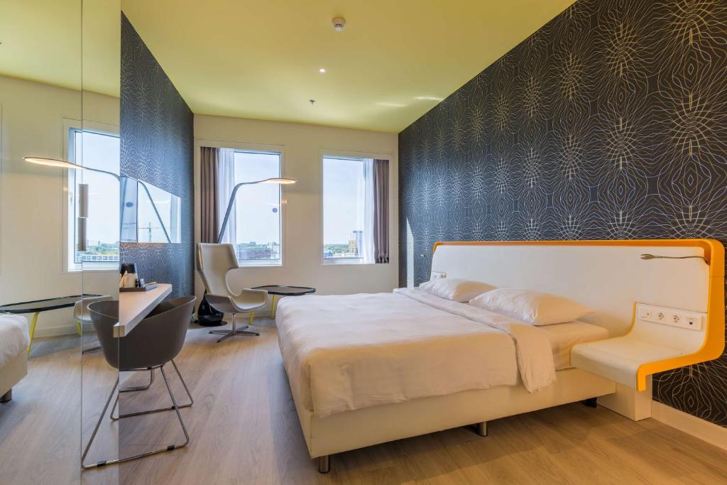 Una cama o camas en una habitación de Park Inn by Radisson Amsterdam City West