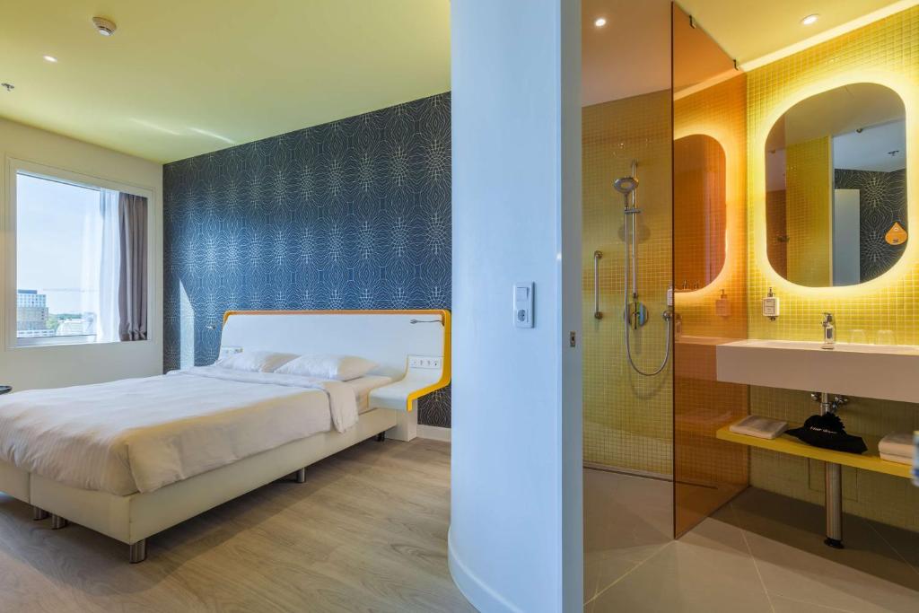 Una cama o camas en una habitación de Park Inn by Radisson Amsterdam City West