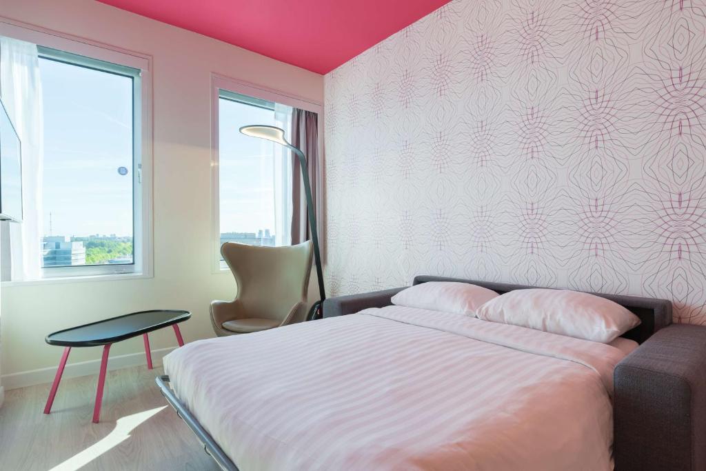 Una cama o camas en una habitación de Park Inn by Radisson Amsterdam City West