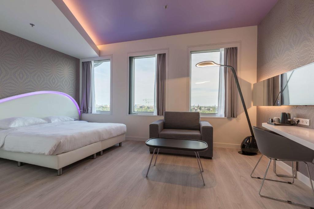 Una cama o camas en una habitación de Park Inn by Radisson Amsterdam City West