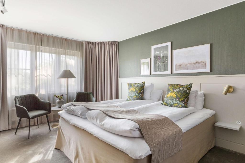 sypialnia z dużym łóżkiem w pokoju w obiekcie Best Western Hotel Danderyd w mieście Danderyd