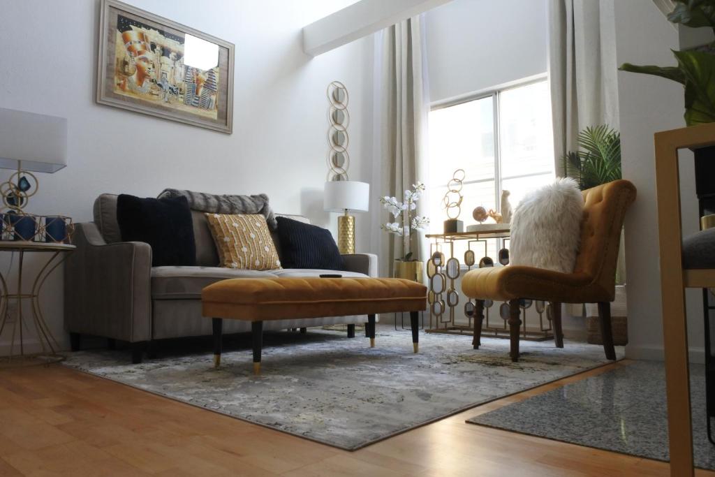 Et opholdsområde på Stylish Modern 4 Story Loft