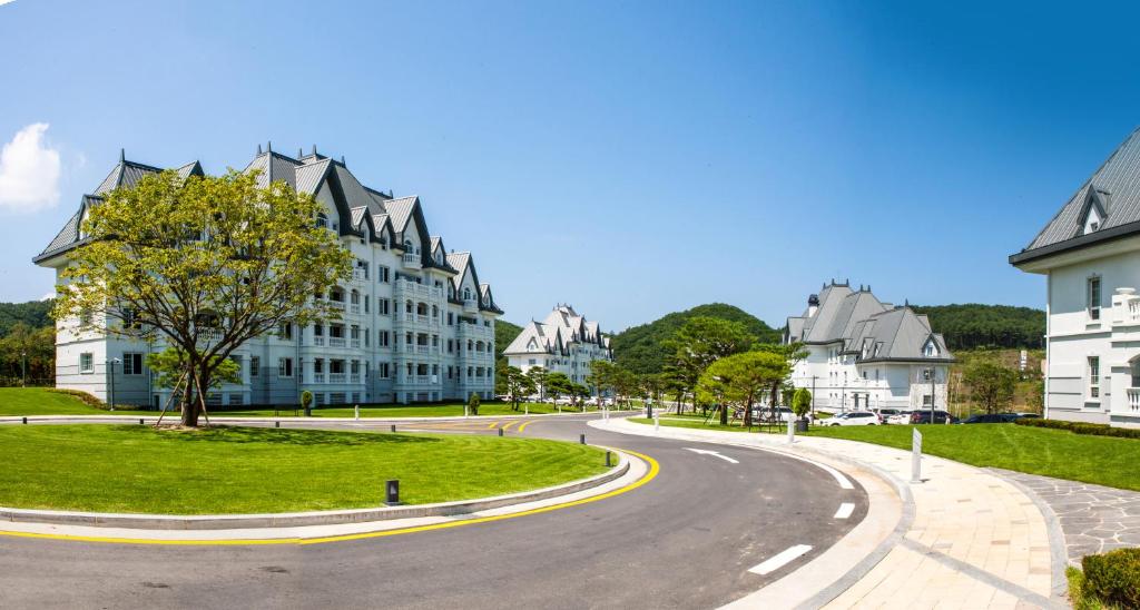 uma rua vazia numa cidade com edifícios em Sono Felice Village Vivaldi Park em Hongcheon