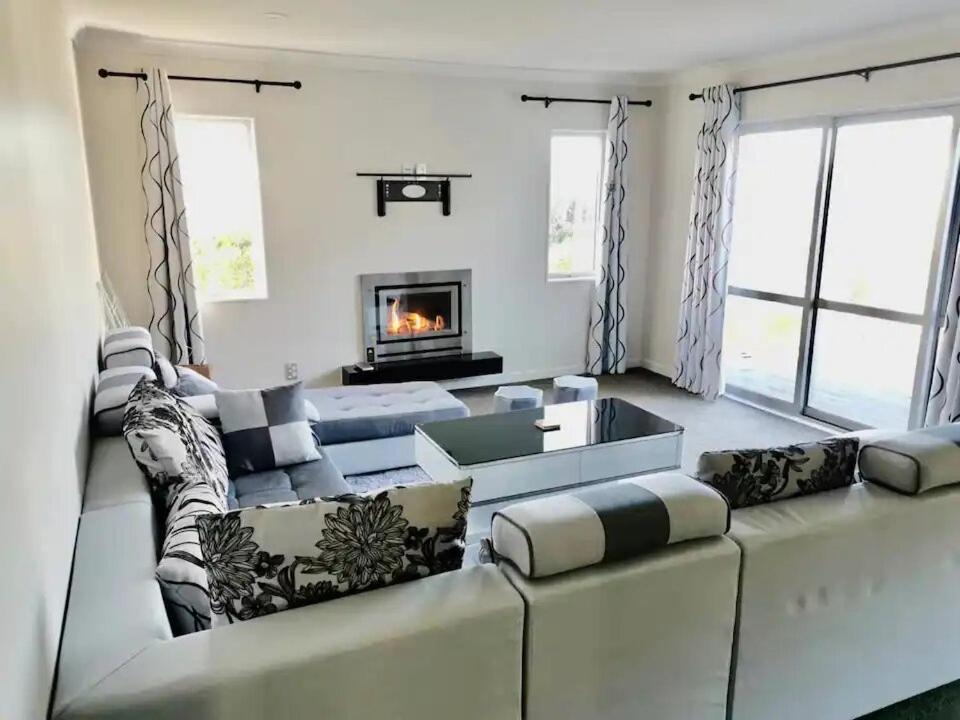 Cheerful new 3bedroom home with indoor fireplace, Lower Hutt Updated