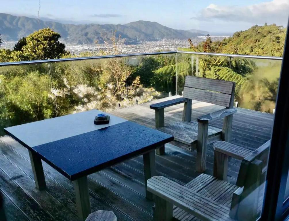 Cheerful new 2bedroom home with indoor fireplace, Lower Hutt (updated