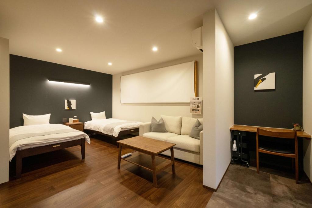 中野市的住宿－ZENYA - Vacation STAY 89350v，酒店客房,设有两张床和一张沙发