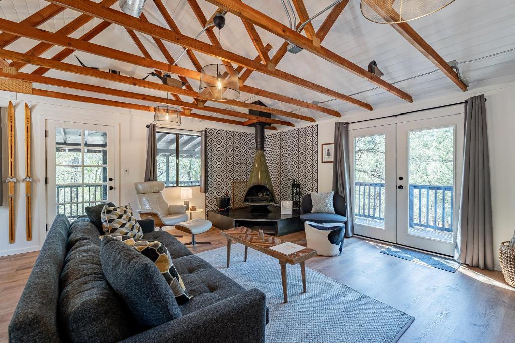 The Pine House Cozy midcentury modern, petfriendly, Pine (updated