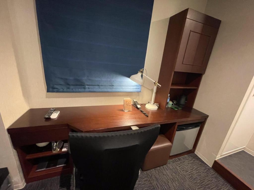 東京にあるNo, 2 Taniji Building - Vacation STAY 91347vのデスク、椅子、ランプ付きのオフィス
