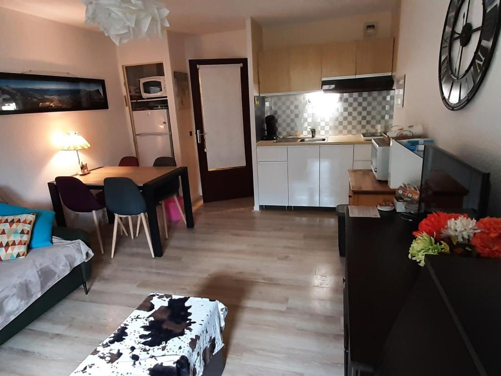 Kuchyňa alebo kuchynka v ubytovaní Joli studio rénové 4 pers. avec balcon et WIFI - 10 min à pied du village, parking privatif - FR-1-689-3