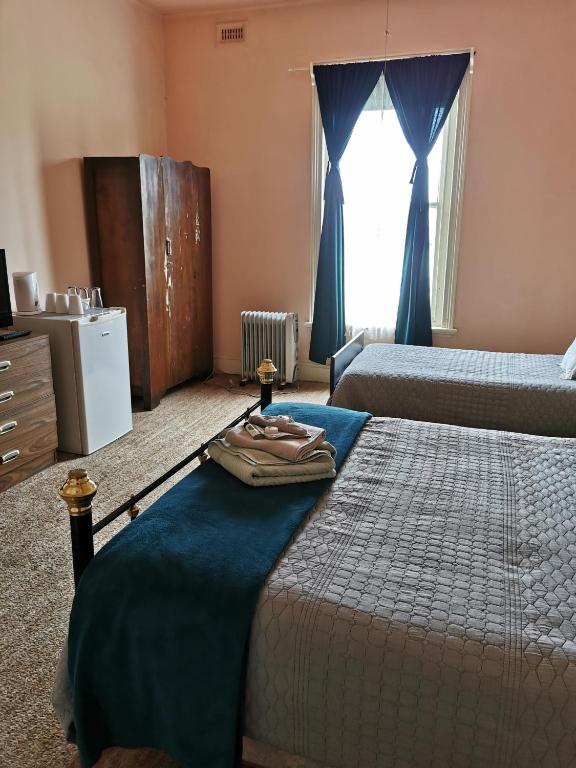 Postel nebo postele na pokoji v ubytování Railton Hotel - heritage pub accommodation