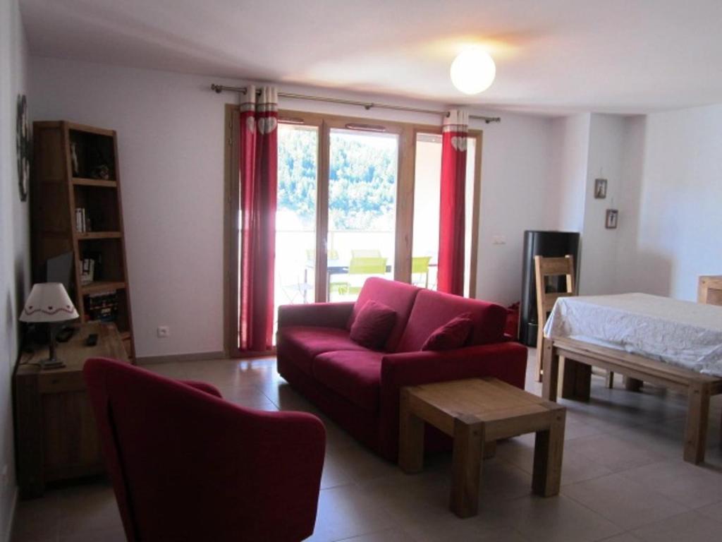 sala de estar con sofá púrpura y cama en Appartement Villard-de-Lans, 3 pièces, 6 personnes - FR-1-689-12 en Villard-de-Lans