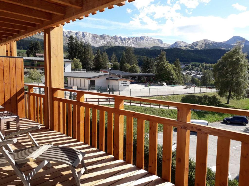 d'une terrasse avec des chaises et une vue sur les montagnes. dans l'établissement Appartement Villard-de-Lans, 3 pièces, 6 personnes - FR-1-689-14, à Villard-de-Lans