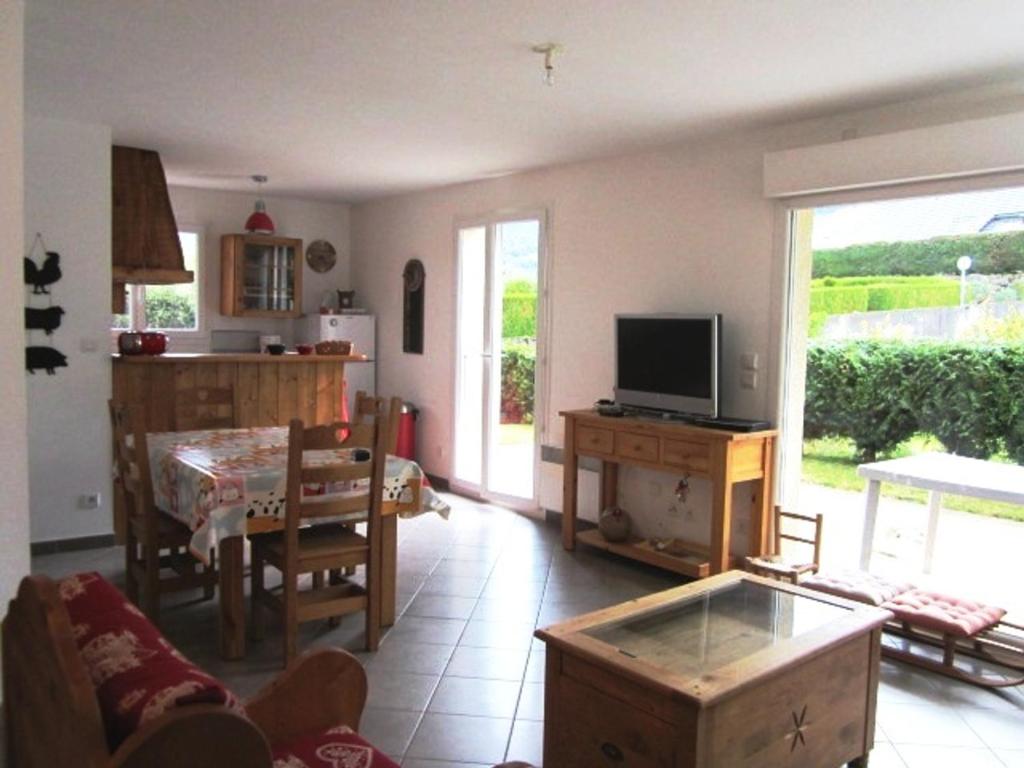 un soggiorno con TV, tavolo e sedie di Appartement Villard-de-Lans, 3 pièces, 6 personnes - FR-1-689-4 a Villard-de-Lans