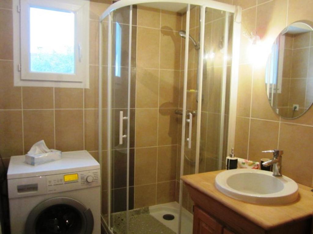 Kúpeľňa v ubytovaní 3 pièces au calme, proche centre, garage, Box WIFI, très bien équipé - FR-1-689-4