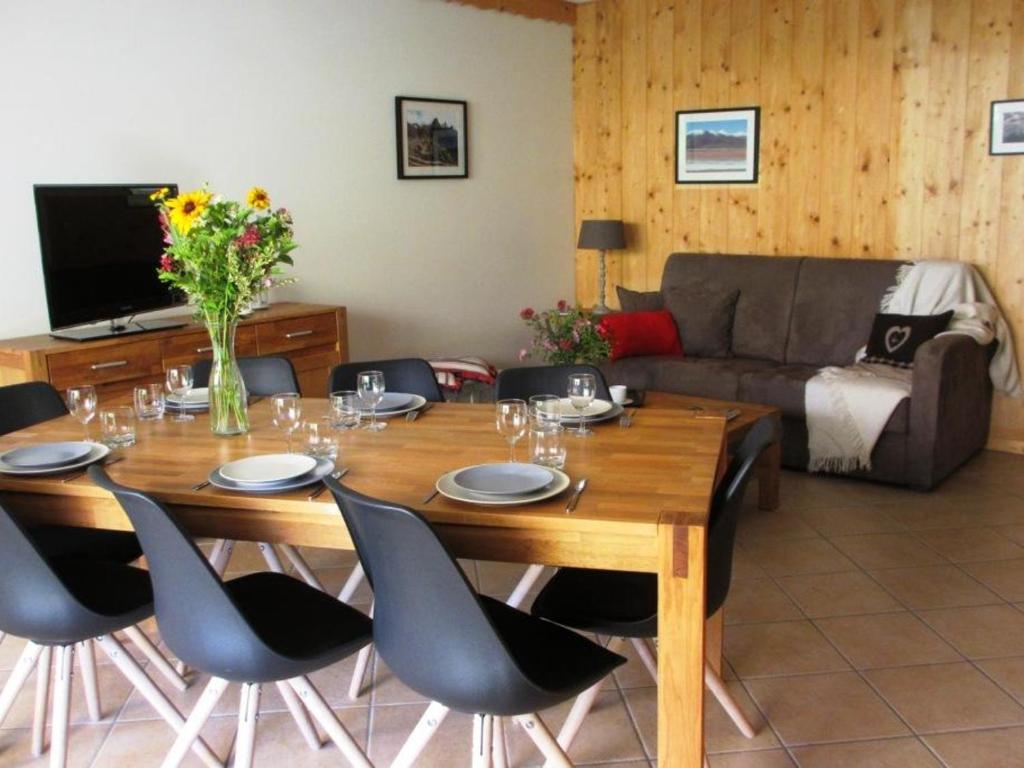 een woonkamer met een houten tafel en stoelen bij Appartement Villard-de-Lans, 3 pièces, 7 personnes - FR-1-689-18 in Villard-de-Lans