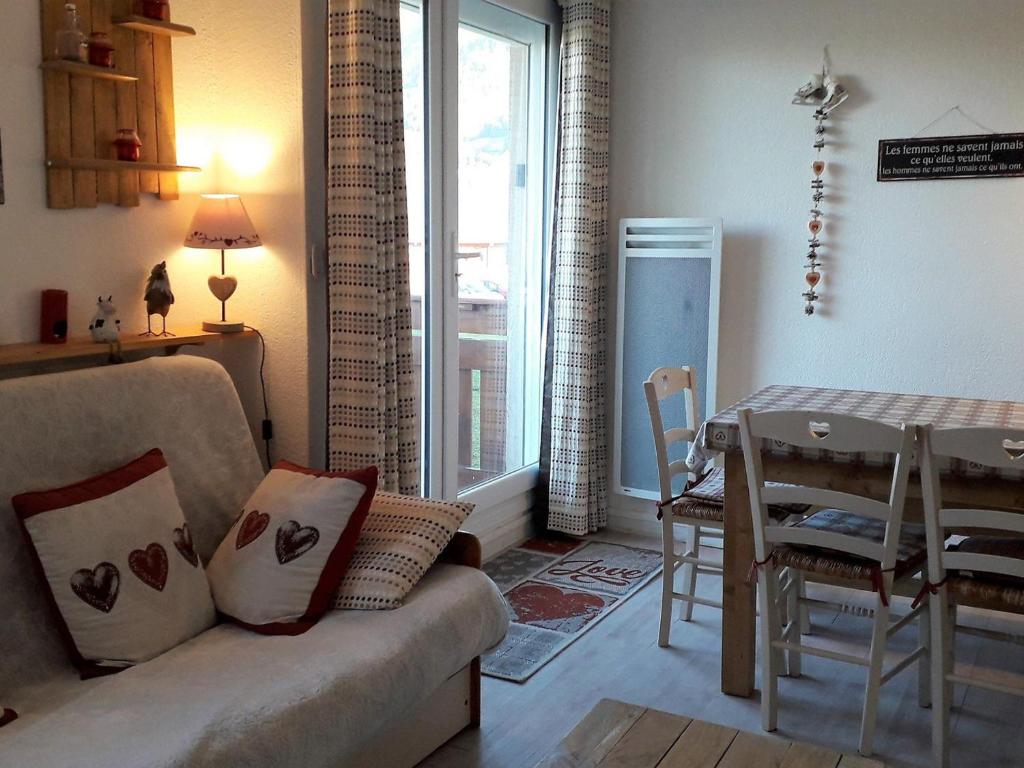 ein Wohnzimmer mit einem Sofa und einem Tisch sowie ein Esszimmer in der Unterkunft Appartement Villard-de-Lans, 2 pièces, 6 personnes - FR-1-689-32 in Villard-de-Lans