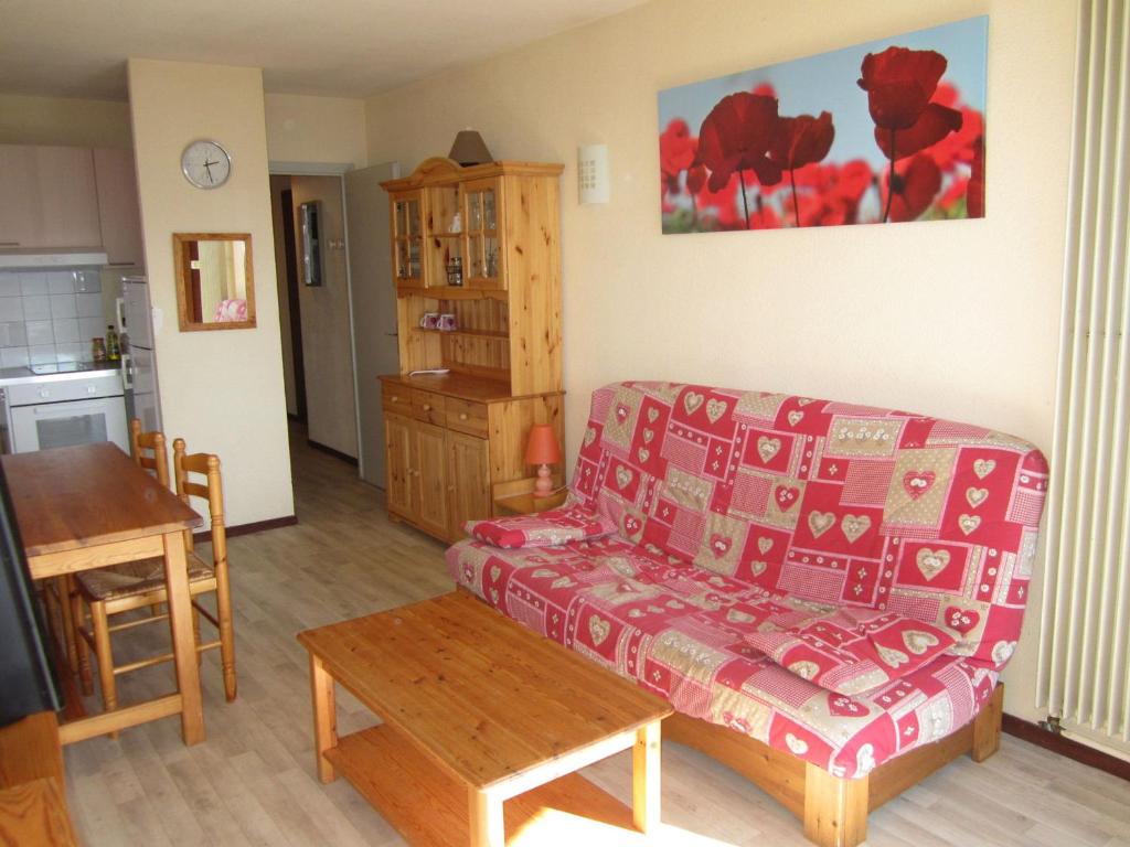 een woonkamer met een bank en een tafel bij Appartement Villard-de-Lans, 2 pièces, 5 personnes - FR-1-689-31 in Villard-de-Lans