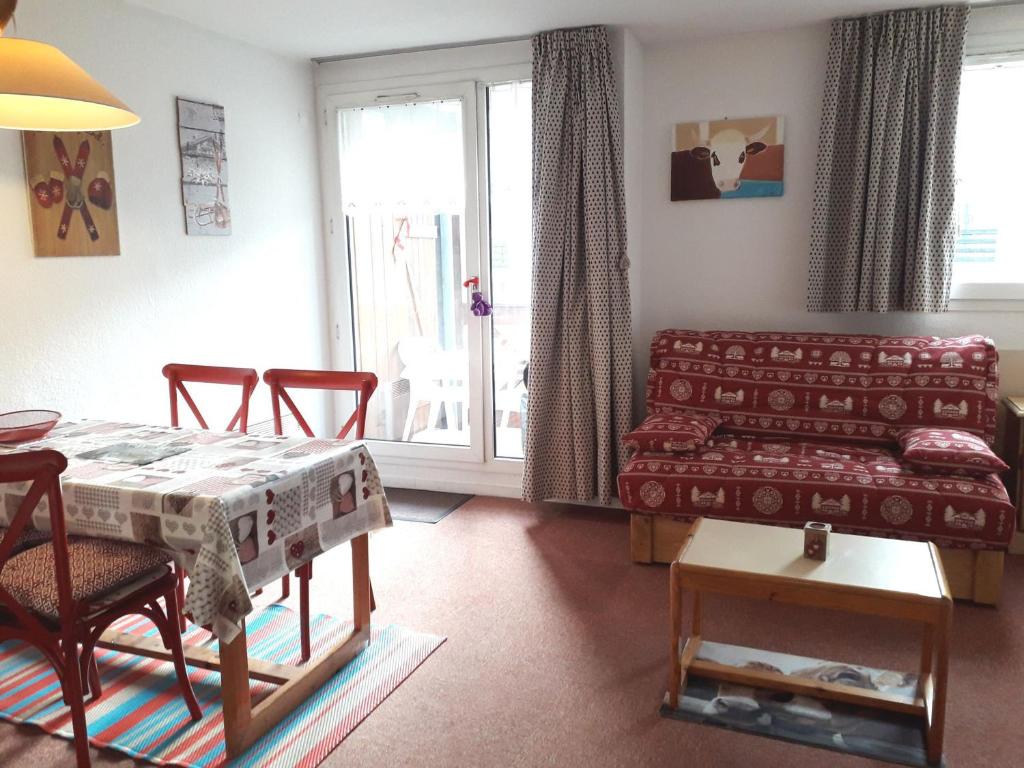salon ze stołem i kanapą w obiekcie Studio cabine cosy au centre de Villard-de-Lans, 4 pers, balcon sud, proche commodités et navettes - FR-1-689-41 w mieście Villard-de-Lans