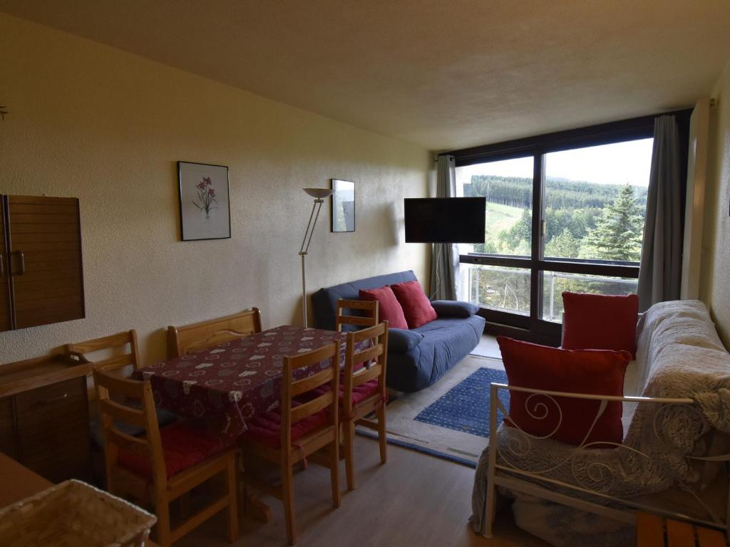 - un salon avec une table, des chaises et un canapé dans l'établissement Appartement Villard-de-Lans, 2 pièces, 6 personnes - FR-1-689-45, à Villard-de-Lans