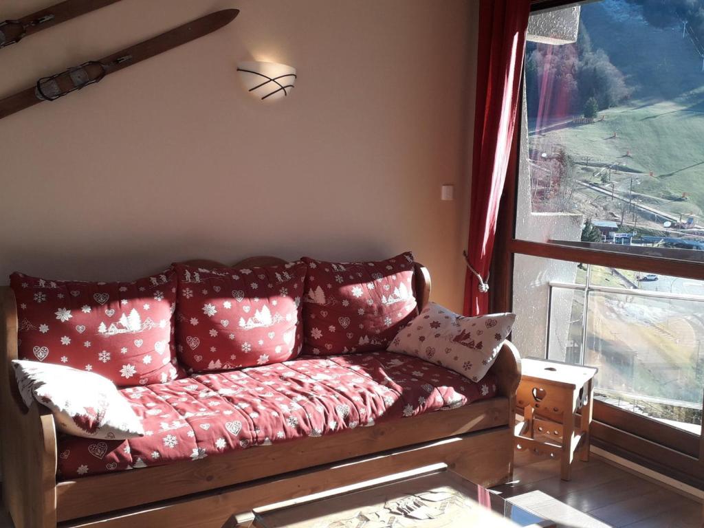 kanapę siedzącą w pokoju z oknem w obiekcie Très beau T3 au pied des pistes pour 6/7 personnes à Villard-de-Lans - FR-1-689-48 w mieście Villard-de-Lans